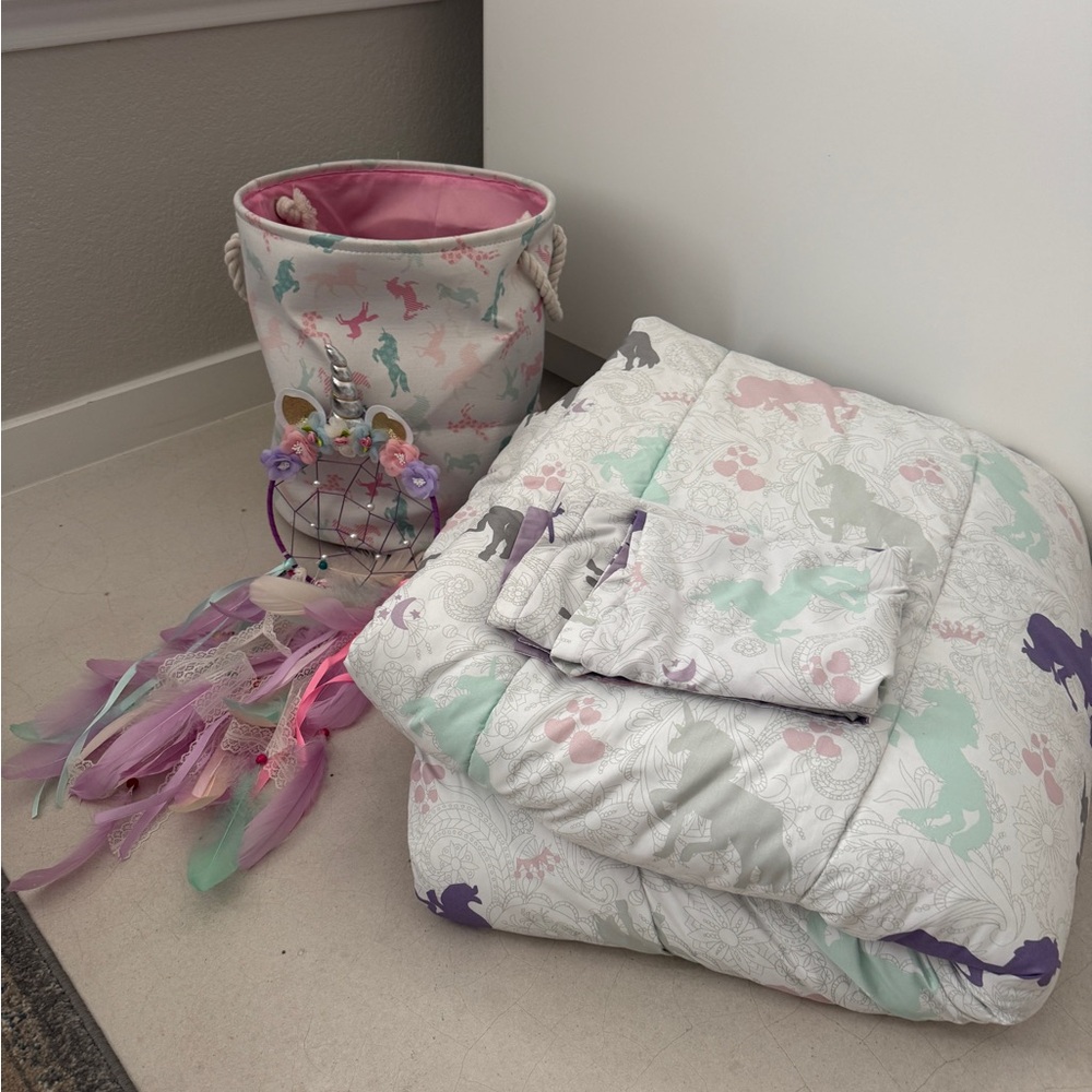 Unicorn bedroom decor. Full size comforter